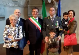 I genitori dell'insignito, Vanda  e Orazio Bruna, il sindaco Gallo, Giuseppe Bruna con la moglie Grazia  e i figli Gabriele e Gianluca